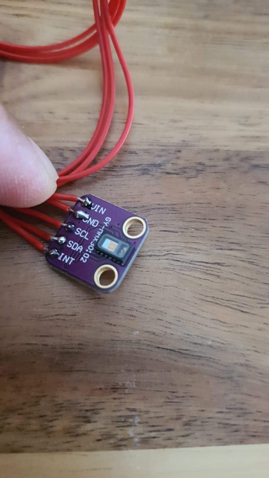Finger-tip activity detector connector assembly